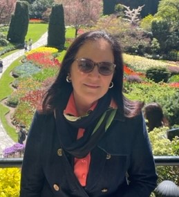 Jolene 2022 headshot Gayle